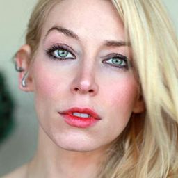 Liz Fenning 飾演 Julie