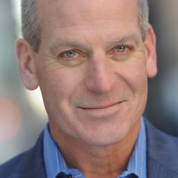 John Bolger 飾演 Dr. Donald Flynn