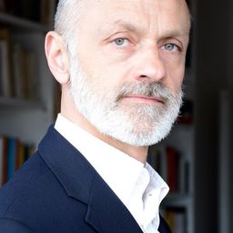 Angelo Tanzi 飾演 Direttore