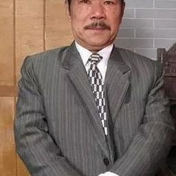 Lu Niu 飾演 Old Peng