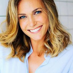 Sara Zanier 飾演 Luisa