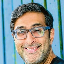 Sanjeev Kohli 飾演 Pilot