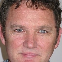 Des Morgan 飾演 Jim Crawford