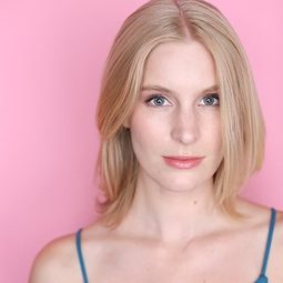 Sarah Navratil 飾演 Faith