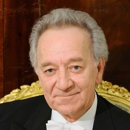 Yuri Temirkanov 飾演 Self - Conductor