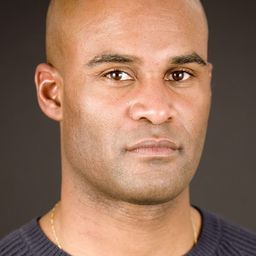 Robert Joseph 飾演 Nurse Wilson