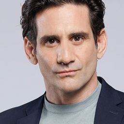 Odysseas Papaspiliopoulos 飾演 Odysseas