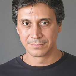 沃岡恩·烏那爾 飾演 Hakan