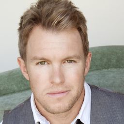 Rob McGillivray 飾演 Johnny Sutherland