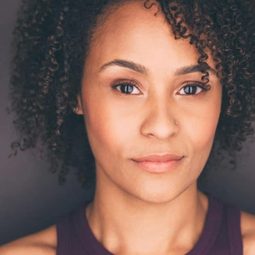 Kris Sidberry 飾演 Pat Houston