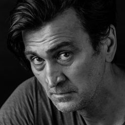 Daniel Vivian 飾演 Uomo Russo