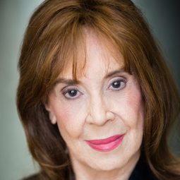 Maray Ayres 飾演 Sandy