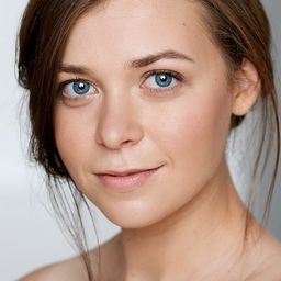 Liza Paturel - 翩翩人生波麗娜演員 飾演Ouvreuse théâtre