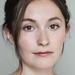 Bethan Cullinane 飾演 Young Maureen Fry