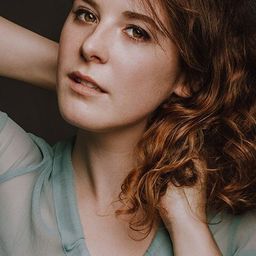 Clara de Ramon 飾演 Julia