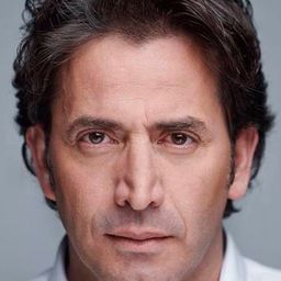 Antonio Garrido 飾演 Cardona