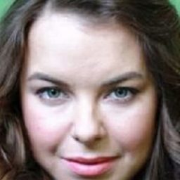 Yuliya Khamitova 飾演 