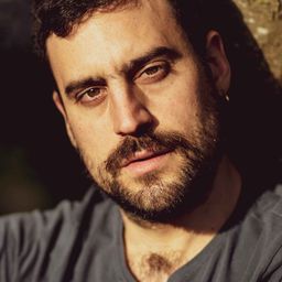 David Menéndez 飾演 Cabo 3 Alfonso