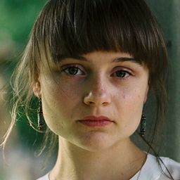 Lena Urzendowsky 飾演 Nora