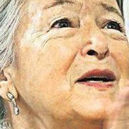 Monica Ghiuță 飾演 Mama