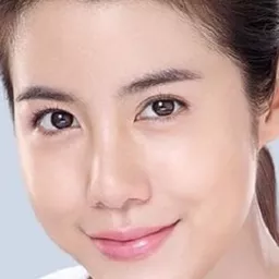 艾絲特·蘇普莉拉 飾演 Jingjing