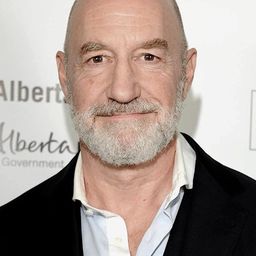 馬克·坎柏格 飾演 Max Bell