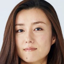 東風萬智子 飾演 