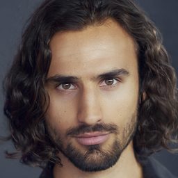 亞歷山大·洛伊 飾演 Jason