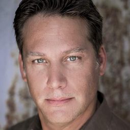傑·賽門 飾演 Billy Hennessey