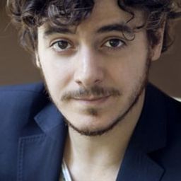 Davide Giordano 飾演 Saro