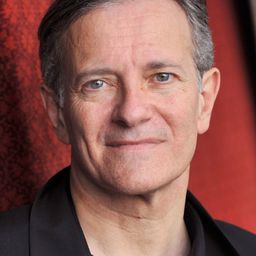 Francis Huster 飾演 Alexandre