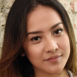 Anya Geraldine 飾演 Tara