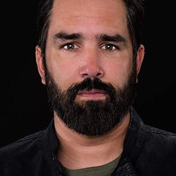 Mike Escamilla - 百貨戰警演員 飾演Blitzen