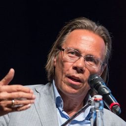 Harald Welzer 飾演 Self - Social Psychologist