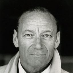 Michael Feast 飾演 Philip Howard