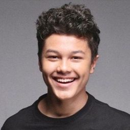 Andrew Barrett 飾演 Rian