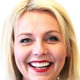 Linn Skåber 飾演 Lise's Mother