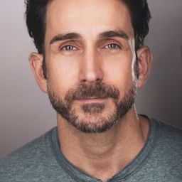 Nathan Reid 飾演 Nick Lane