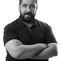 Mohamed Mohsen 飾演 Producer