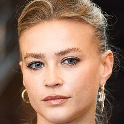 珍妮·古爾索 飾演 Schneeweißchen Bianca Rothe