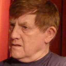 Neville Smith 飾演 Manager