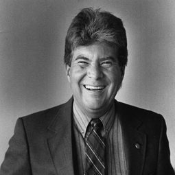 Rolando Barral 飾演 Cmndt. Jorge Montiel