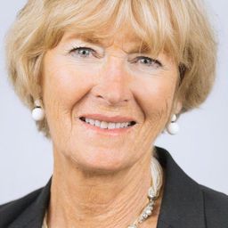 Georgina Adam 飾演 Self - Writer and Journalist