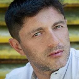 Carmine Paternoster 飾演 Roberto