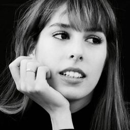 Lola Errando - 炙愛演員 飾演Beautiful girl