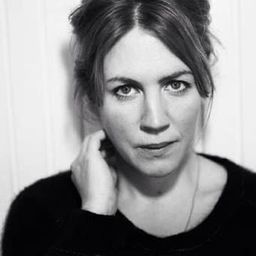 Julia Marko-Nord - 我不哭，我搞笑演員 飾演Märta's mother