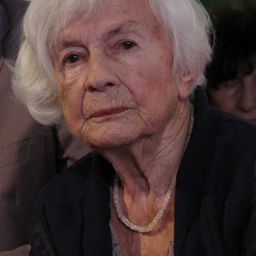 Danuta Szaflarska 飾演 Janosik's grandmother