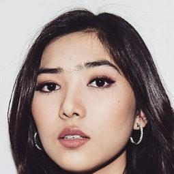 伊斯亞娜·薩拉斯瓦緹 - Harta Tahta Raisa演員 飾演Herself