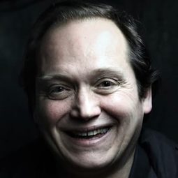 Christophe Favre 飾演 Androuchka