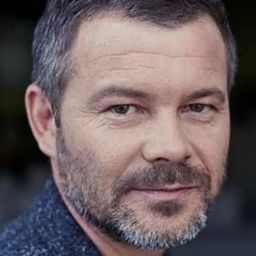 亞采克·布拉齊克 飾演 Tadeusz Popiel